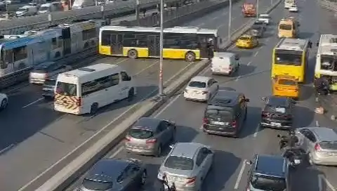 İstanbul'da Trafiği Felç Edebilecek Kaza: İETT Otobüsü İki Araca Çarptı