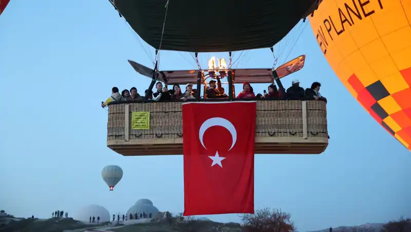 Kapadokya’da 23 Nisan Coşkusu: Balonlar Türk Bayraklarıyla Havalandı
