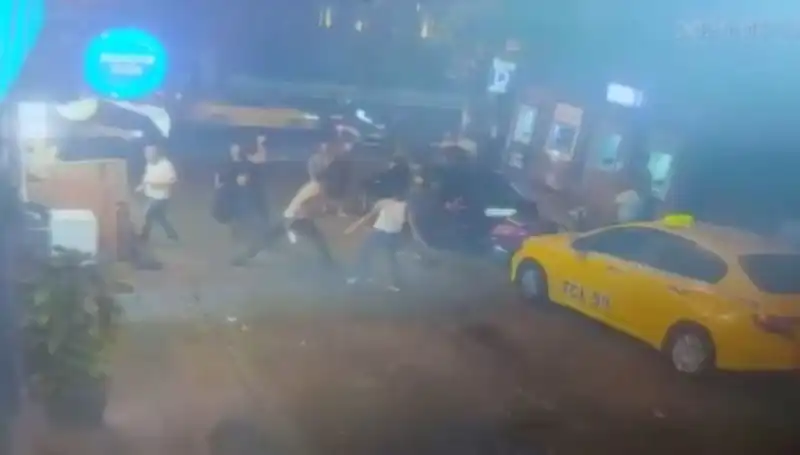 Beyoğlu'nda Korkunç Kavga: Laf Atma Tartışması İş Yeri Önünü Kan Göleti Haline Getirdi