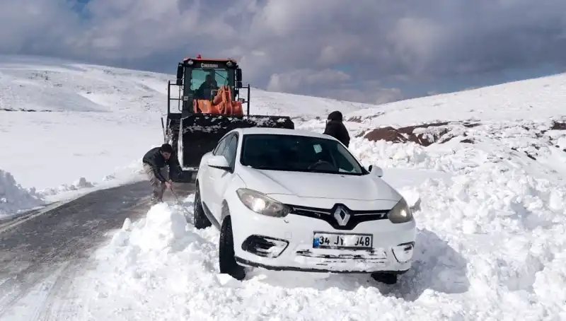 Muş’ta Kar Fırtınası Hayatı Durma Noktasına Getirdi: 60 Kişi Mahsur Kaldı!