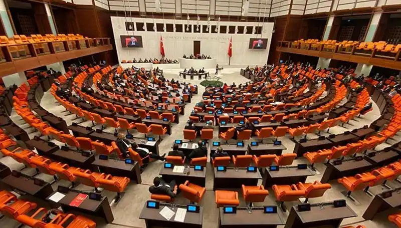 Emekli İkramiyesini 4 Bin TL'ye Çıkaracak Teklif TBMM'den Geçti
