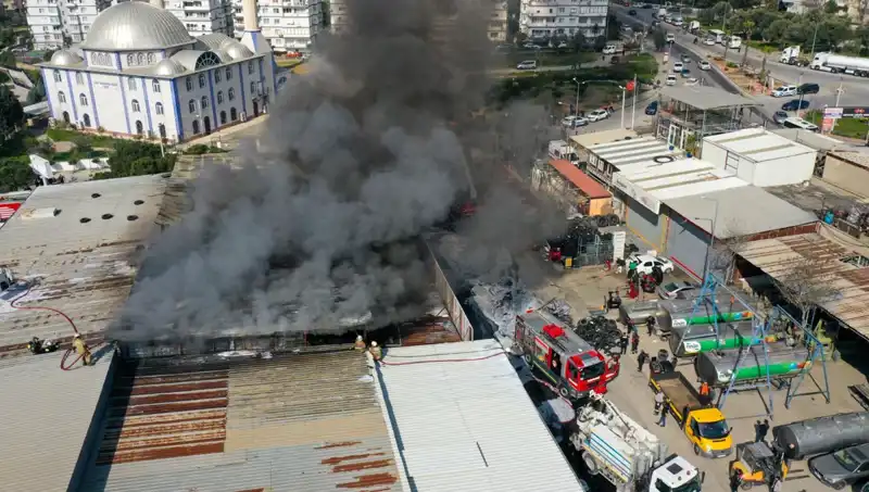 İzmir'de Oto Lastikçide Çıkan Yangın: Yangın Söndürme Ekipleri Seferber Oldu