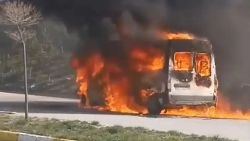 Havalimanı Servis Aracı Yangını: Personel Panik İçinde Kurtarıldı