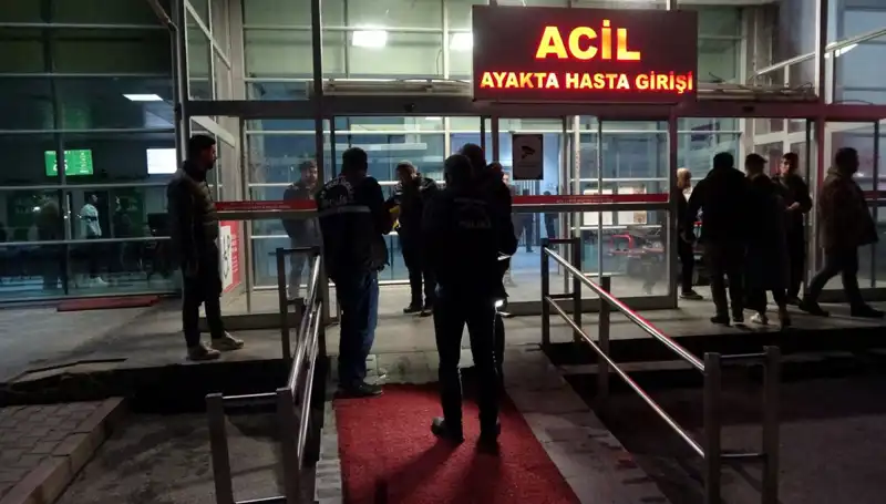 Hastane Acil Servisinde Korkunç Kavga: Silahlar Konuştu, 3 Yaralı