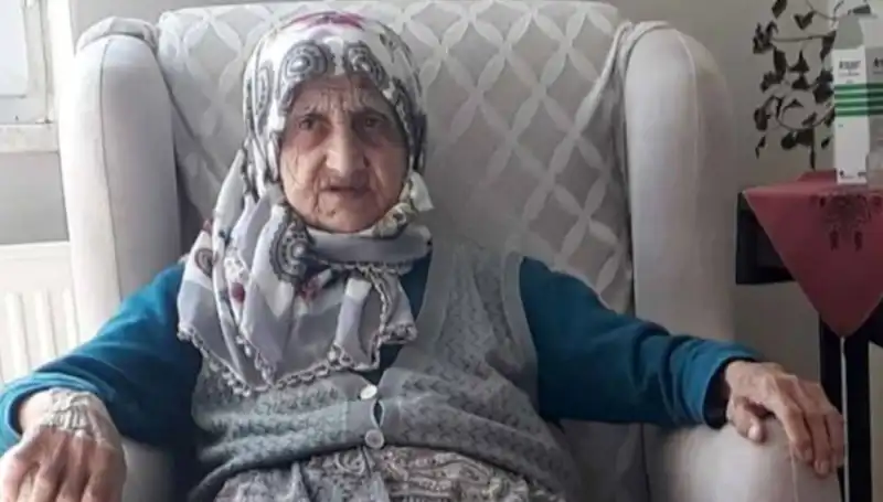 Yaşlı Kadın Yolun Ortasında Hayatını Kaybetti: Otomobil Kazası Detayları