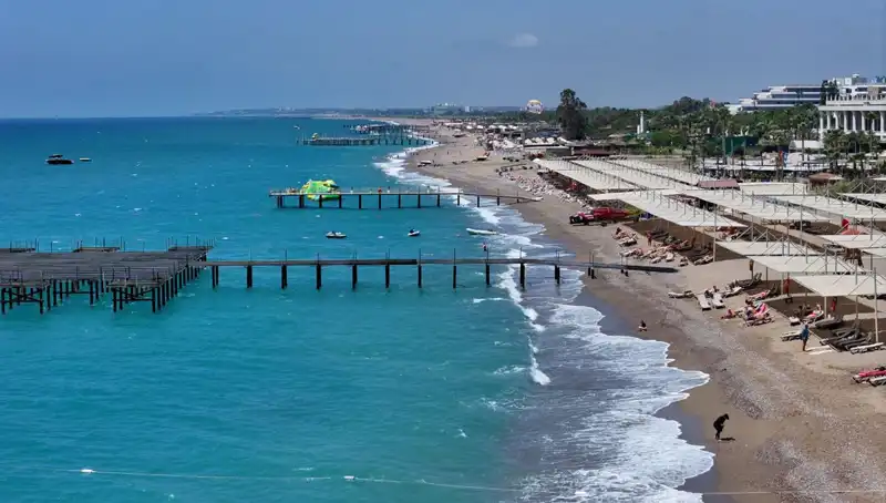 Antalya Sahillerinde Güneşli Hava ile Yaz Keyfi Zirveye Ulaştı