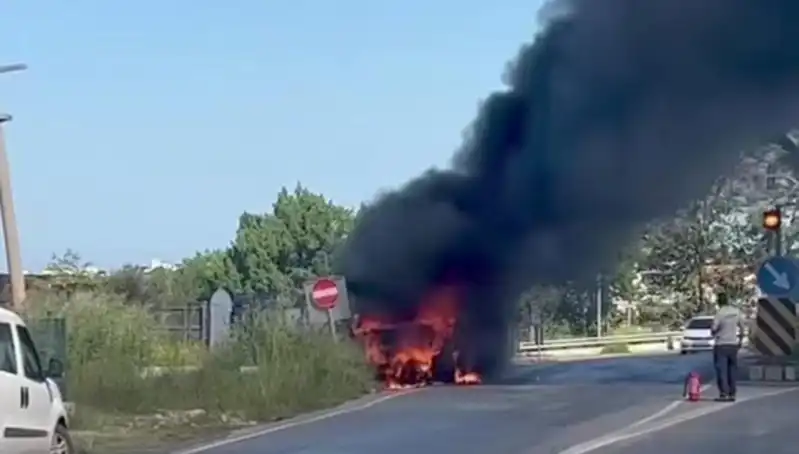 Çarşaf Yüklü Kamyonet Alev Alev Yanarak Tehlike Saçtı