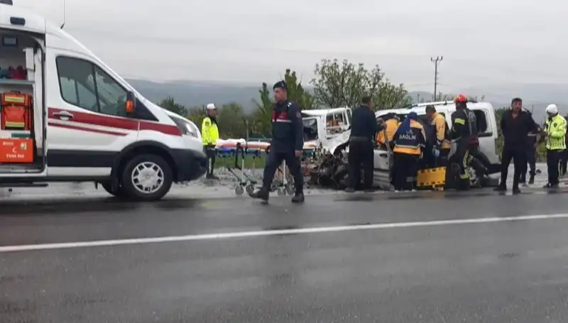 Denizli'de Feci Kaza: İki Araç Kafa Kafaya Çarpıştı, Yaralılar Hastaneye Kaldırıldı
