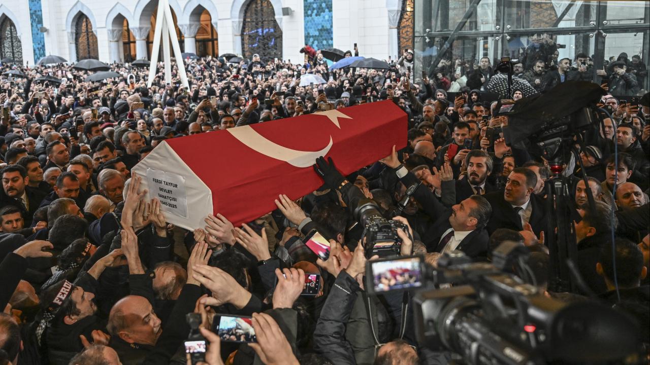 Türk Sinemasının Ünlü Oyuncusu Ferdi Tayfur Son Yolculuğuna Uğurlandı