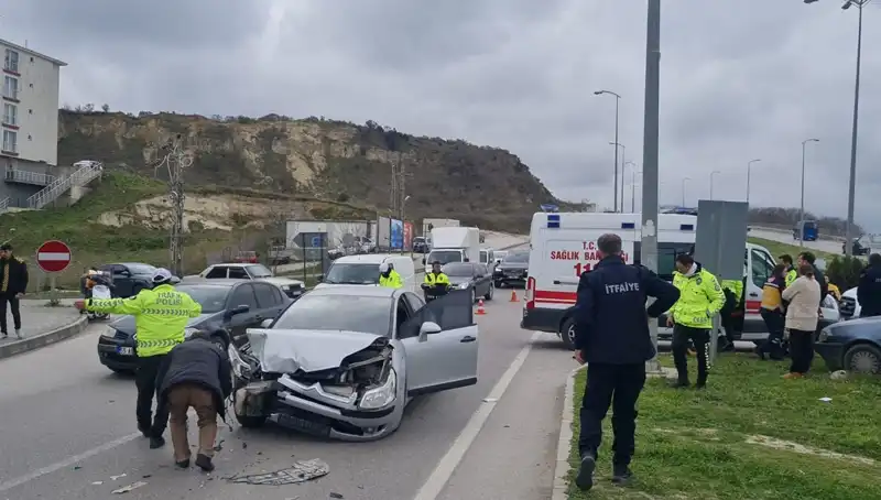 Sinop'ta Üzücü Kaza: Otomobiller Çarpıştı, Yaralılar Hastaneye Kaldırıldı