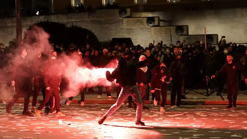 Yunanistan'da Hükümete Gensoru: Atina Sokaklarında Gerilim Tırmanıyor!