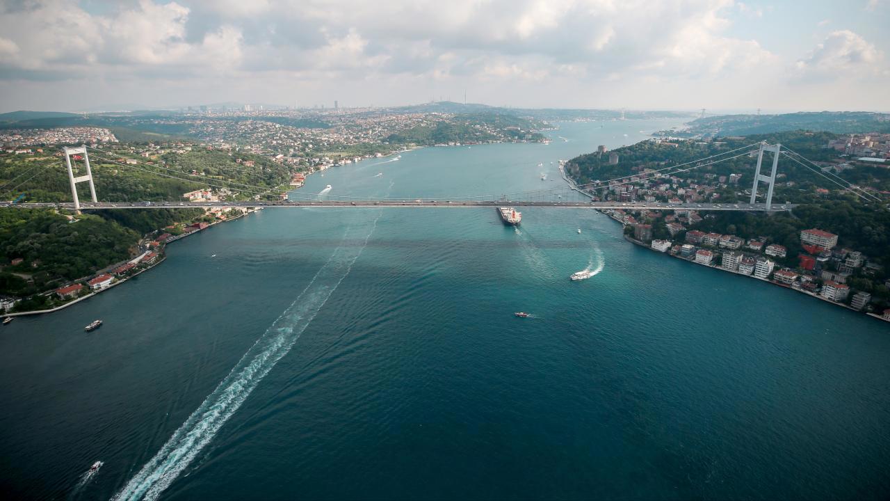 İstanbul Boğazı'nda gemi trafiği durduruldu: 2 kardeş kayıp.