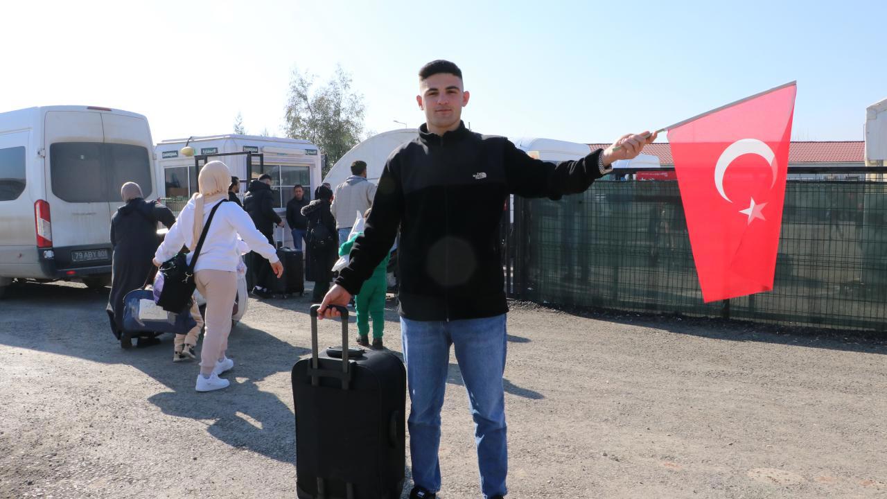 Türk bayrağıyla dönen Abdulkadir: Evimin ortasına asacağım