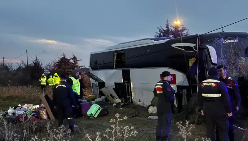 Çanakkale'de Korkunç Kaza: Kontrolden Çıkan Otobüs Şarampole Uçtu!