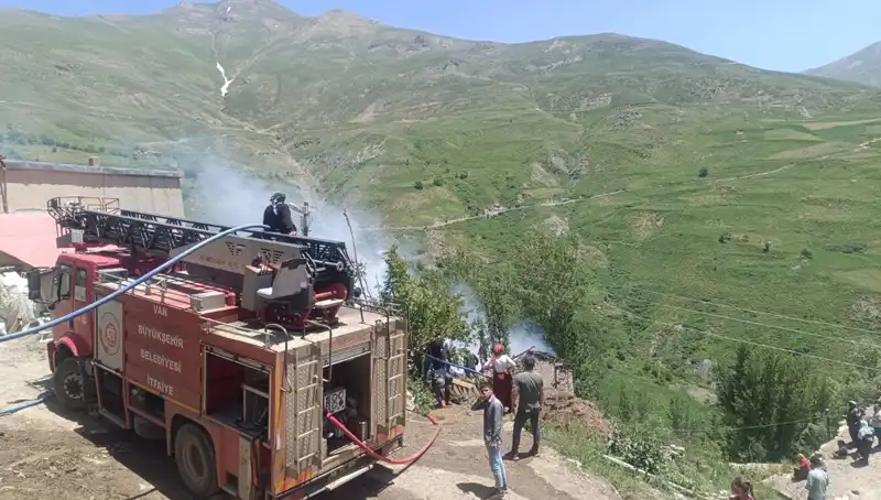 Van'da Korkunç Yangın: Minik Bir Çocuk Hayatını Kaybetti