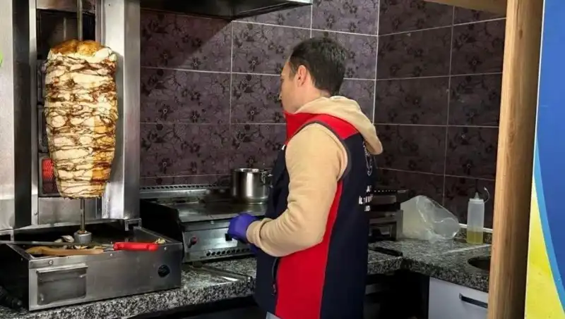 Tavuk Döner Alarmı: Türkiye'de İşletmelere Baskınlar Neden Artıyor?