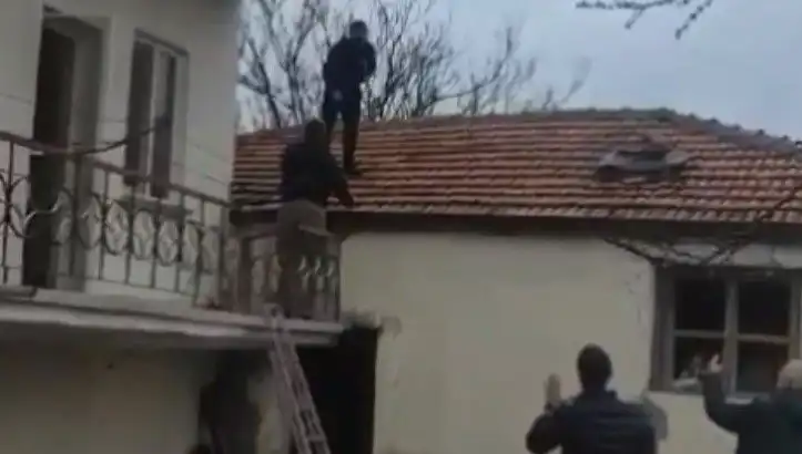 Kasabanın Üzerinde Gerilim: Polis Şüpheliyi Çatıda Kıstırdı!
