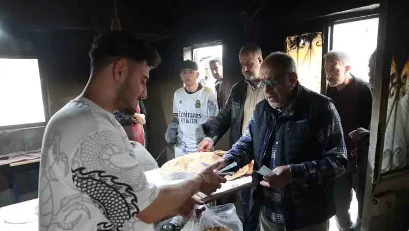 Ekmek İçin Uzun Yolculuk: 7 Kilometre Mesafe ve Saat 15.00 Yoğunluğu