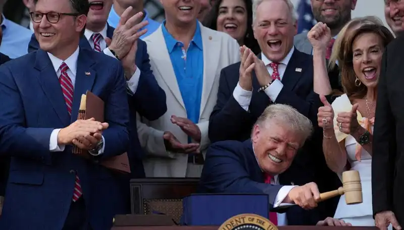 Trump, "Büyük ve Güzel Yasa Tasarısı"nı İmzaladı: Ekonomiye Etkileri Neler Olacak?