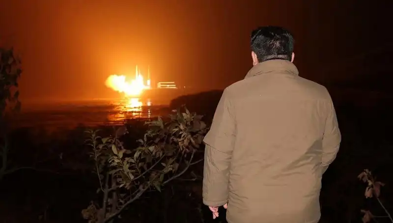Kuzey Kore'nin Silahlanma Yarışı: Faturası Amerika'ya Kesiliyor!
