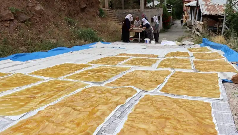 Odun Ateşinde Kaynayan Dev Kazanlar: Kış Sofralarının Vazgeçilmezi
