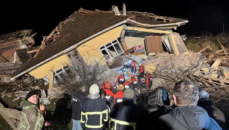 Sinop'ta Görülen Heyelan Sonrası 3 Ev Yıkıldı, Bölge Sarsıldı!