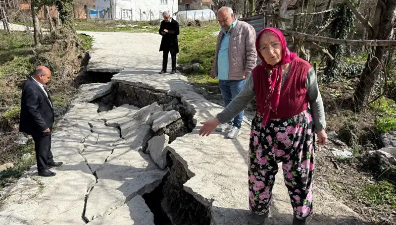 Heyelandan Kaçış Yok: 130 Haneli Mahallede Yolda Çökme Tehlikesi!