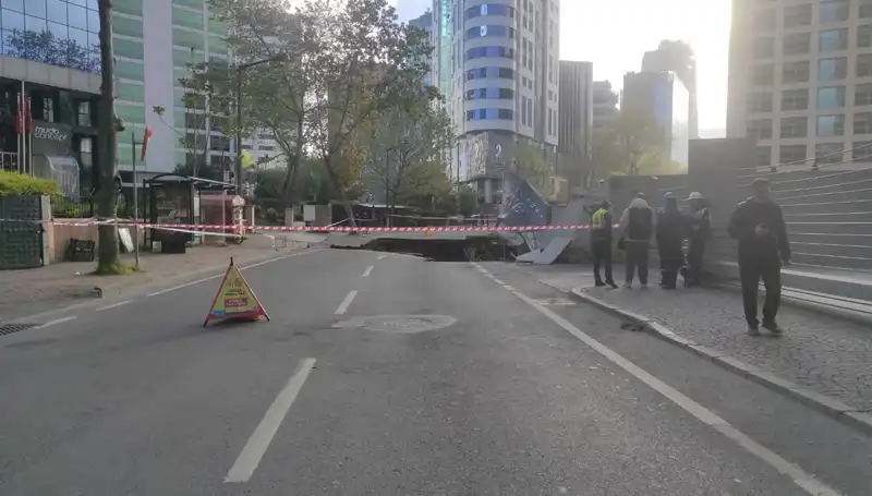 Sarıyer'de Büyük Çökme: Cadde Trafiğe Kapatıldı, Meydana Gelen Zarar Dikkat Çekiyor
