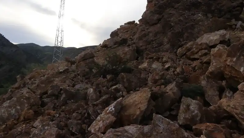 Erzurum'da Heyelan Olayı: Dev Kayalar Yolu Ulaşıma Kapandı!