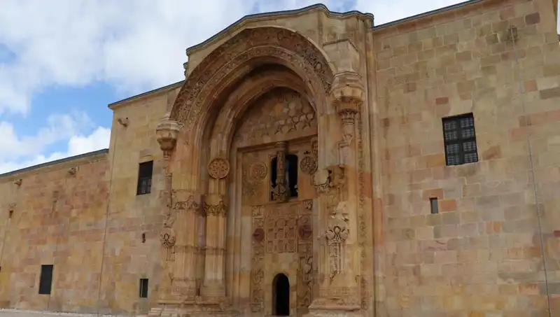 Divriği Ulu Camii ve Darüşşifası’na Gelen Ziyaretçi Akınıyla Tarih Canlanıyor
