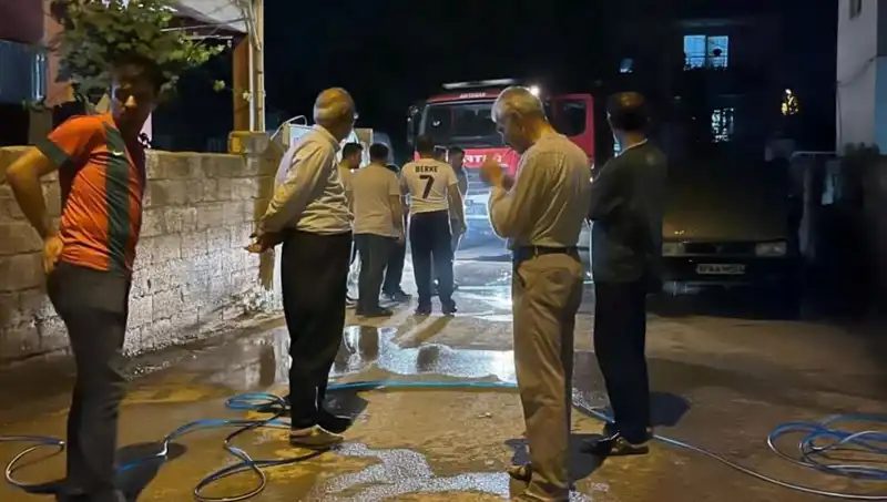 Park Halindeki Araçta Çıkan Alevler Korkuttu!