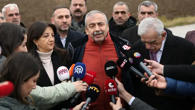 İmralı'dan Sırrı Süreyya Önder ile Öcalan'ın Çağrısı: Yeni Bir Dönem Mi?