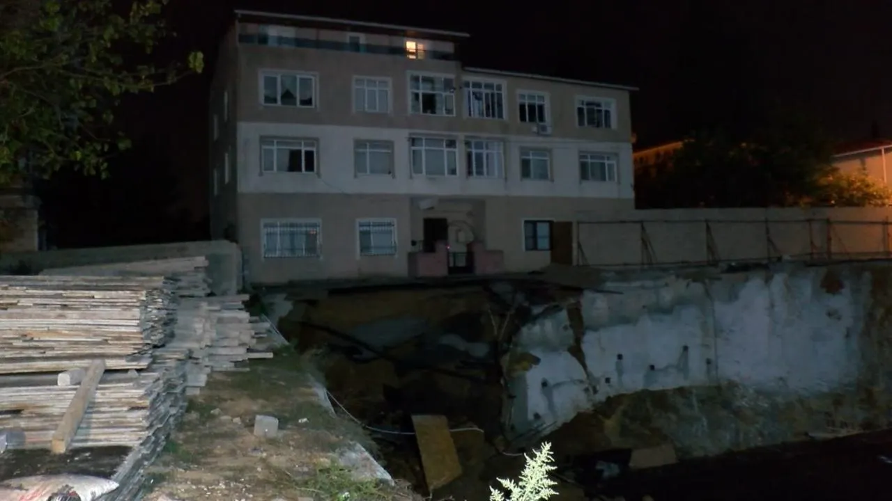 Üsküdar’da İstinat Duvarı Çöktü: Bina Güvenlik Nedeniyle Boşaltıldı