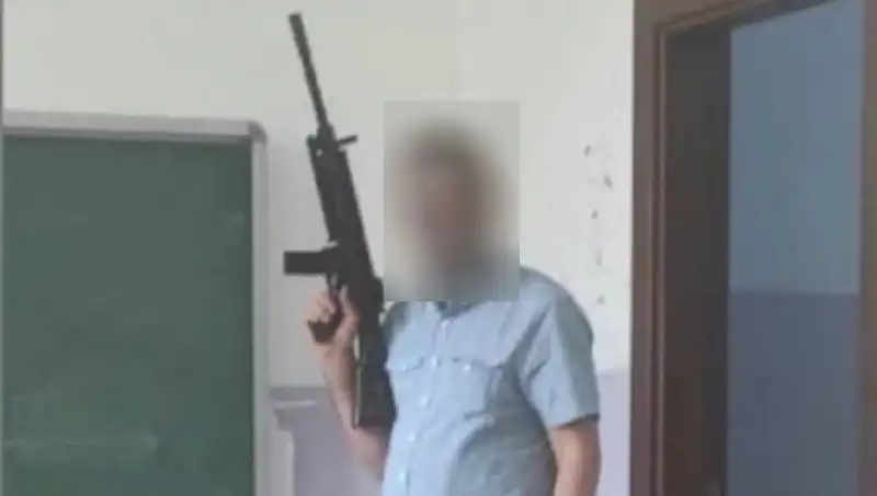 T sınıfında Tüfekle Poz Veren Müdür Yardımcısına Disiplin Soruşturması Başlatıldı