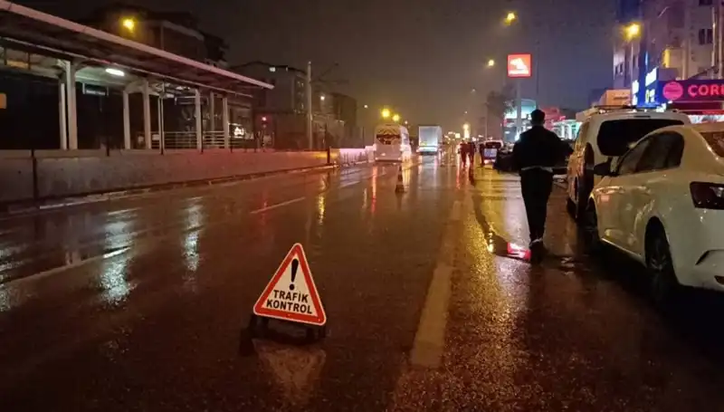 Bursa'da Trajik Kaza: Polisi Vuran Kamyonet Kaza Sonrasında Ortalığı Karıştırdı