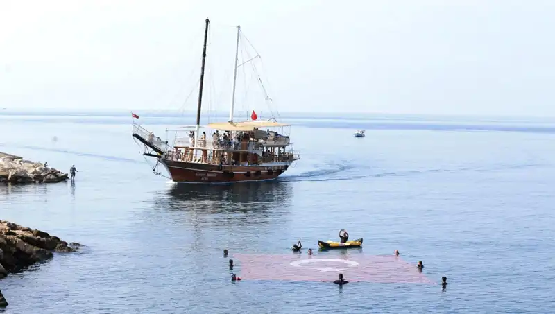15 Temmuz'un Anısına Denizde Unutulmaz Bir Etkinlik Gerçekleşti