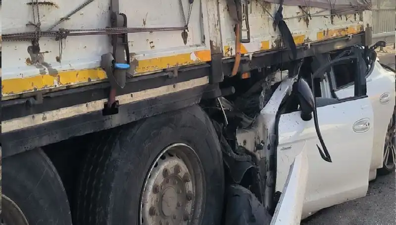 TIR'ı Arkadan Saplanan Bıçak Gibi Görenler Şok Oldu!