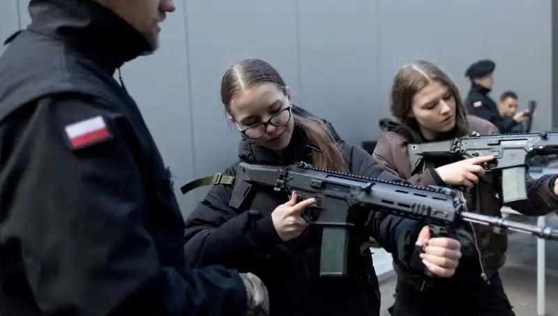 Polonya'nın Savaşa Hazırlık Süreci: Siviller Askeri Eğitime Gönüllü Oluyor