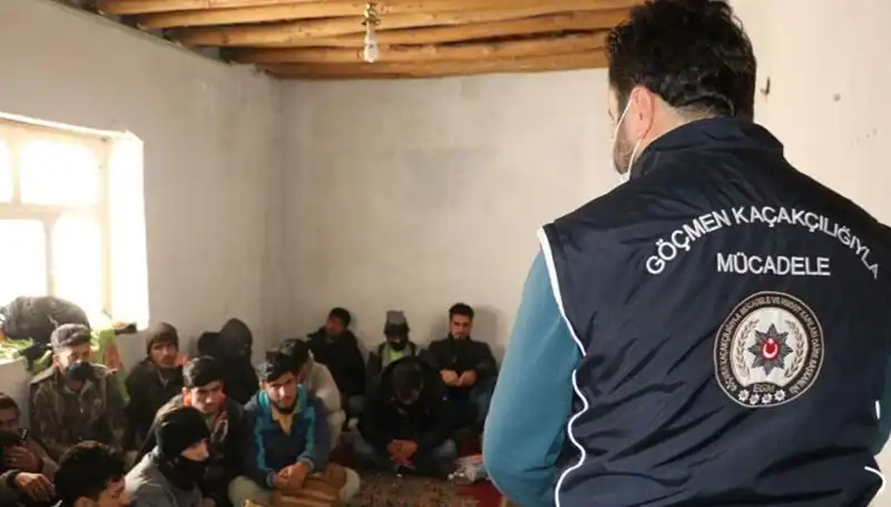 Edirne ve Kırklareli'nde Düzensiz Göçmen Operasyonu: 17 Kişi Yakalandı