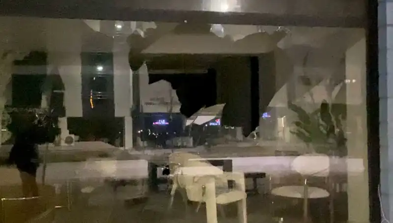 Taşlı Saldırı: Mobilya Mağazası Kendisini Savunmak Zorunda Kaldı