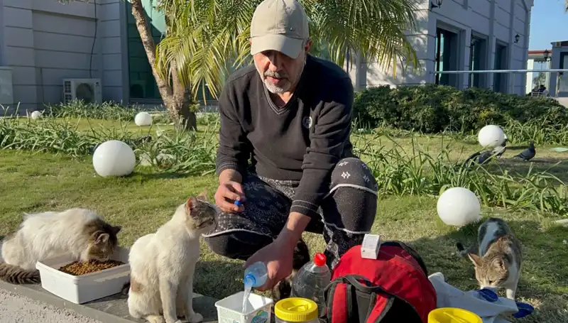 59 Yaşındaki Adamın Günde 8 Kilometre Yürüyüşü: Merhamet Dolu Bir Hikaye