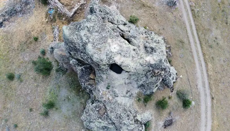 ** Efsanelerle Dolu Gelin Kayası: Keşfedilmeyi Bekleyen Doğal Güzellik**