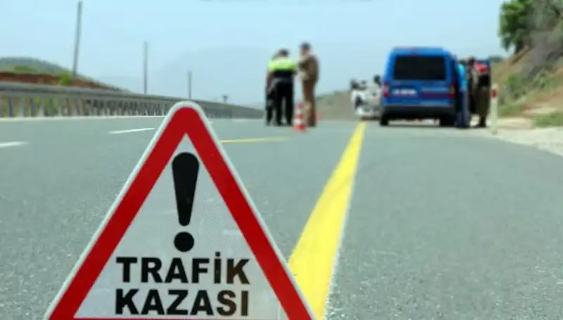 Ticari Araç ve Otomobil Çarpıştı: Yaralılar Hastaneye Sevk Edildi