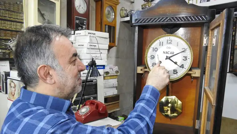Tarihe Tanıklık Eden Saatler: 10 Metrekarelik Dükkanın Gizemi