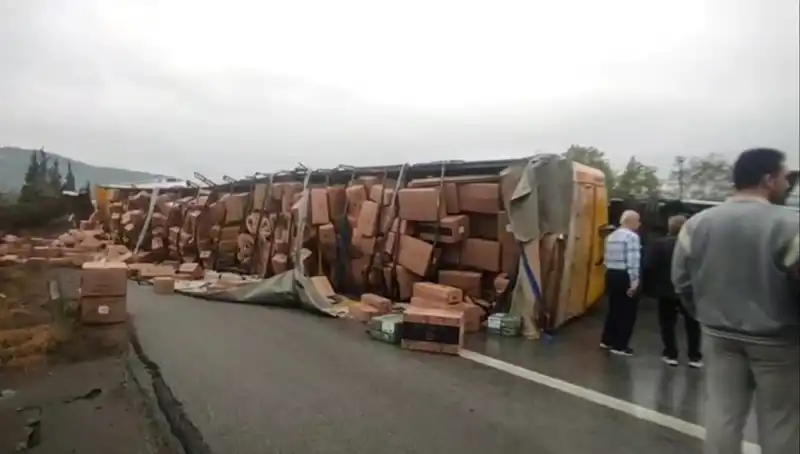 TIR Devrildi, TEM Otoyolu Ankara Yönü Uzun Süre Kapalı Kalacak!