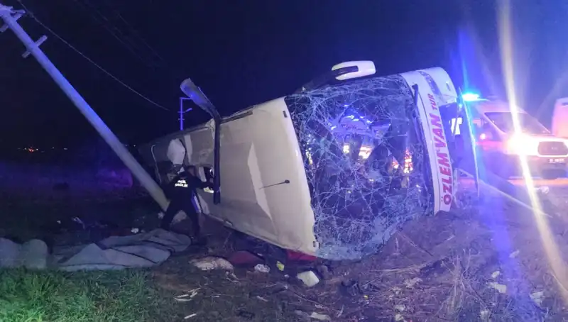 Van'da Yolcu Otobüsü Devrildi: 28 Kişi Hastaneye Kaldırıldı