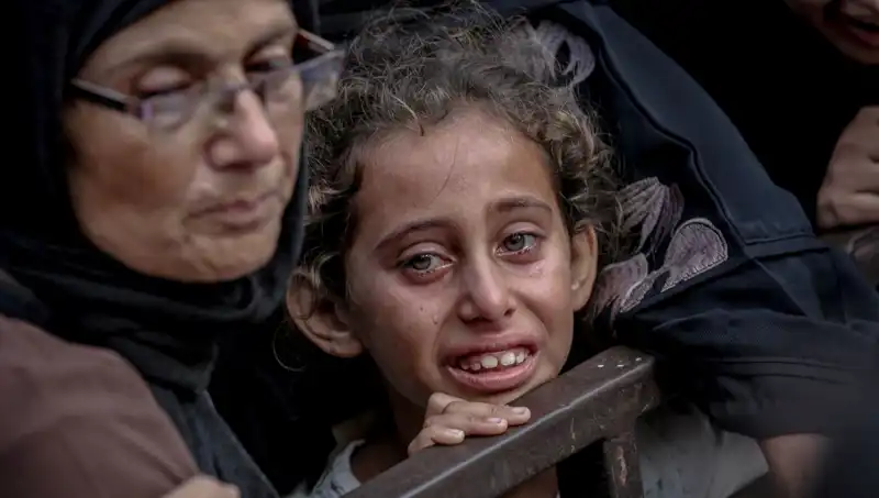 Gazze'de Açlık Krizi: İsrail Askeri Yemekleri Toprağa Gömüyor