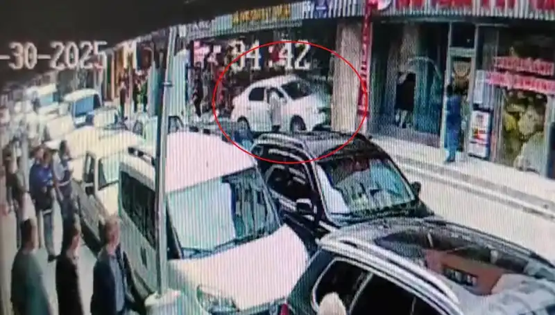 Alkollü Sürücü Mağazayı Bastı: İki Çocuk Ölümden Döndü!