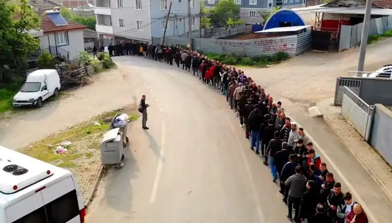 Bursa'da Bayramlaşma Geleneği Devam Ediyor: 1 Kilometrelik Kuyruk Oluştu!