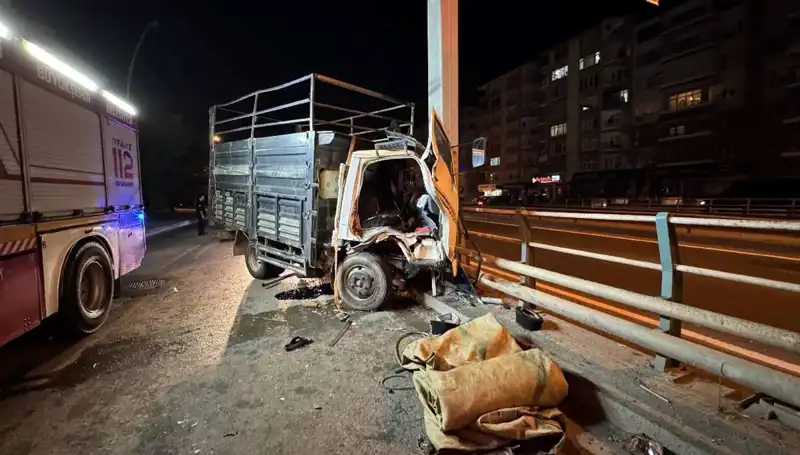 Kamyonetin Tabelaya Çarpması Sonucu Sürücü Yaralandı, Olayın Ayrıntıları Ortaya Çıktı